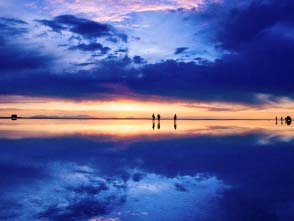 夕陽に輝く雨季のウユニ塩湖