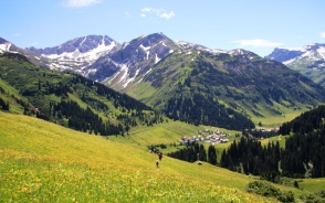 花咲く高原を歩くレッヒでのハイキング