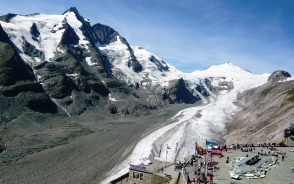 オーストリア最高峰グロースグロックナー（左）
