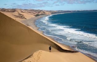 サンドウィッチ湾の海まで迫る砂丘（ナミビア）