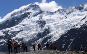 Mt.セフトンが抱く巨大な氷河を眼前に仰ぎ見ながらハイキングを楽しむ