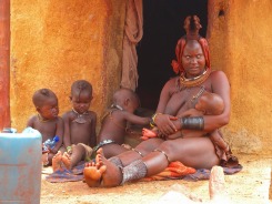 ヒンバ族の女性と子供