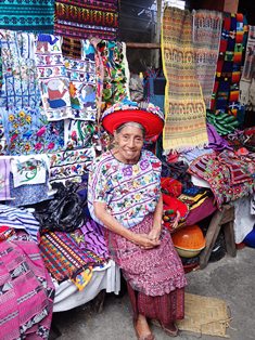 グアテマラの衣装を纏う女性