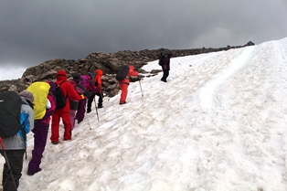 ベン・ネヴィス頂上台地の雪上を歩く