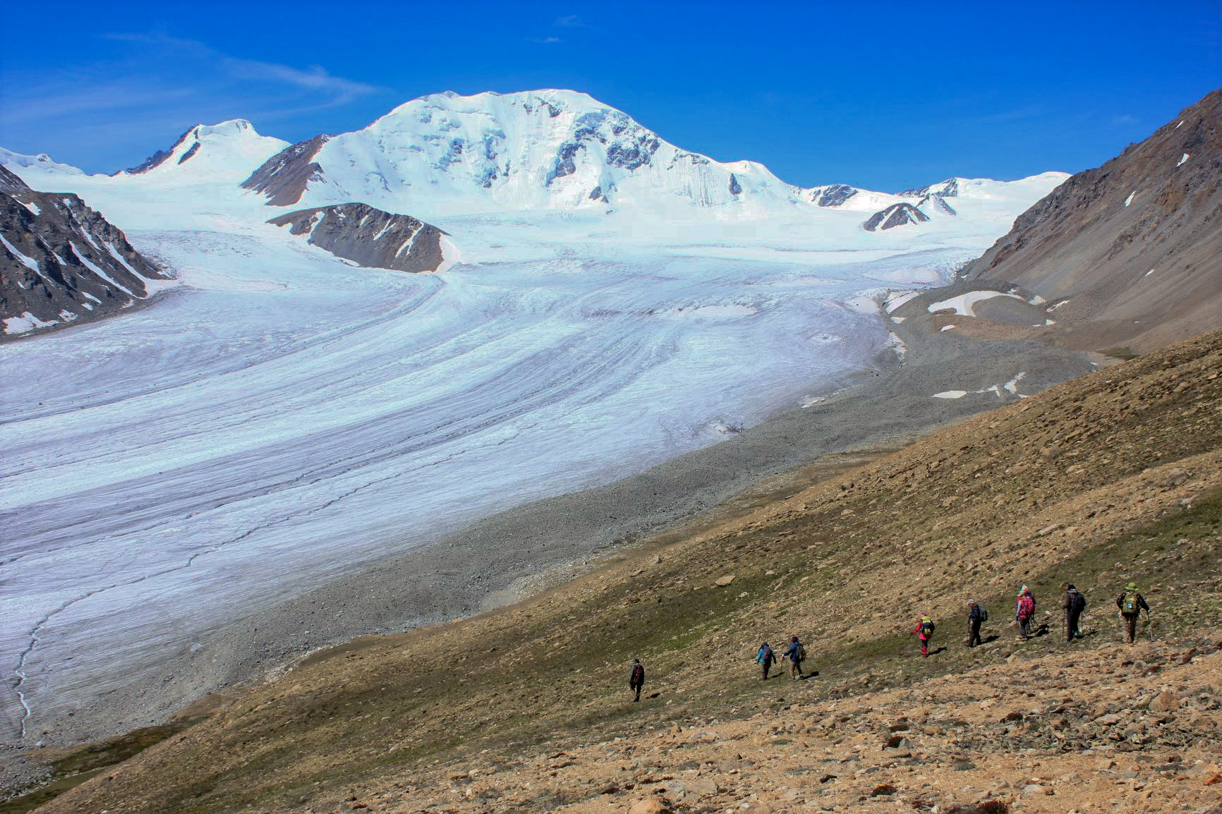 モンゴルには雄大な氷河もある