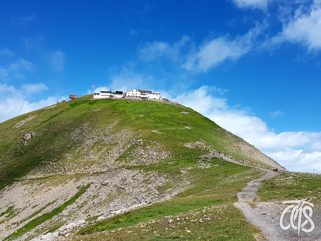 ファウルホルン山頂直下には山小屋が建つ