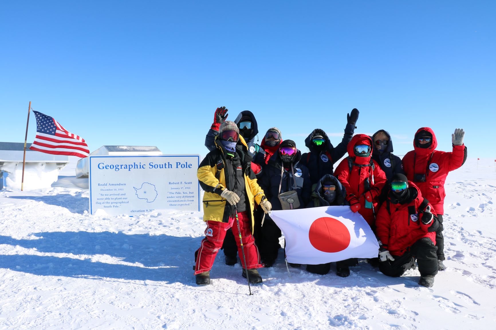 ジオグラフィック南極点で記念撮影