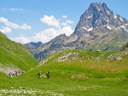 【大募集中】6月出発 『花の宝庫ピレネー山脈ハイキング 9日間』