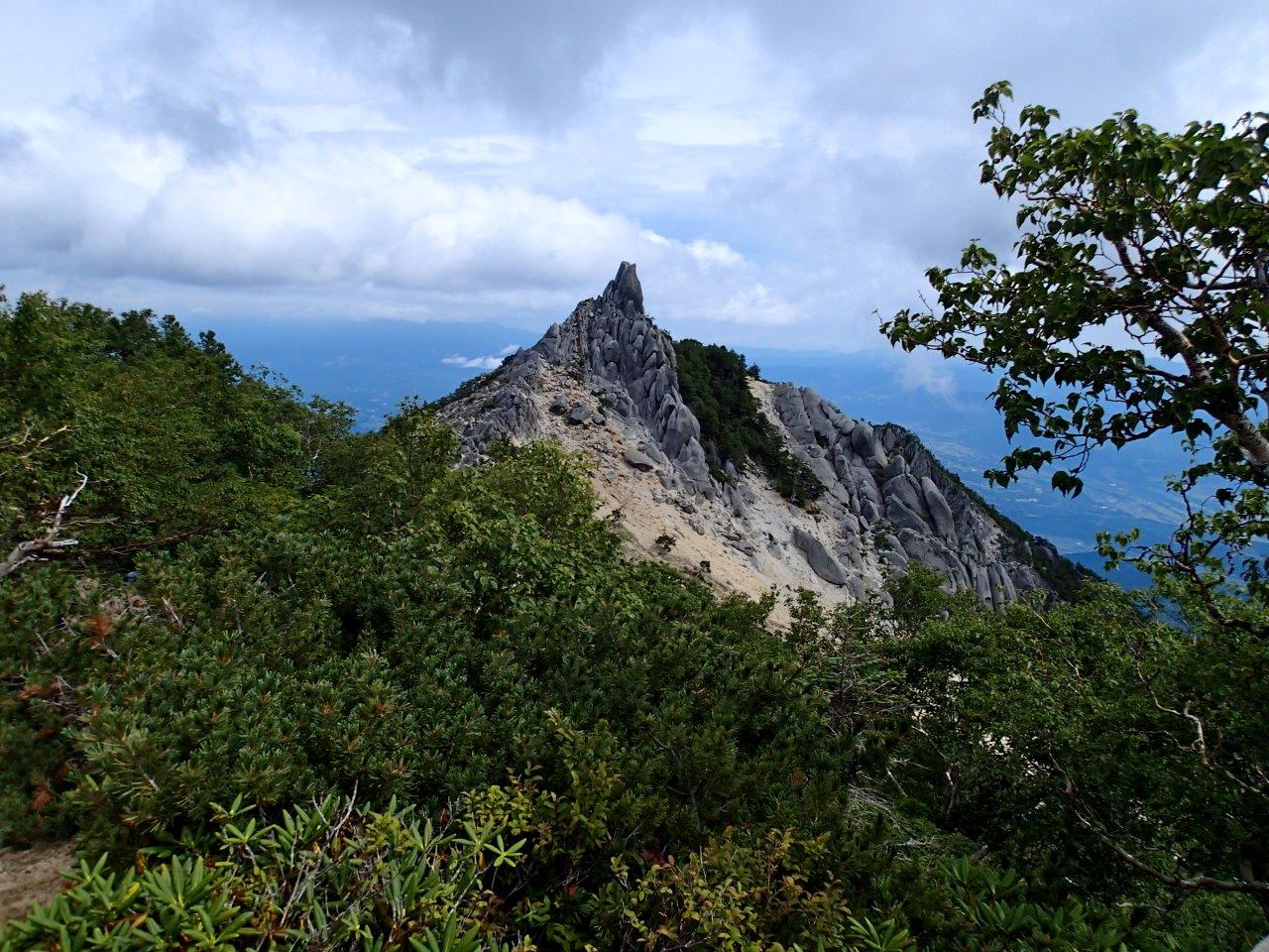 白砂の稜線とオベリスクの岩塔が印象的な縦走路<br>南アルプス　鳳凰三山　2日間