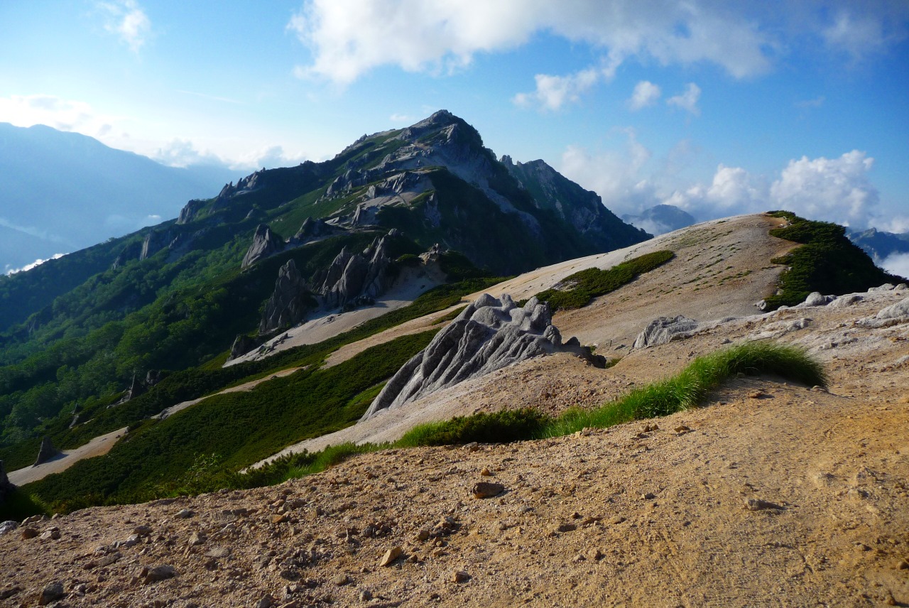 訪れる登山者が少ない荒々しい登山道<br>燕岳から餓鬼岳縦走　3日間