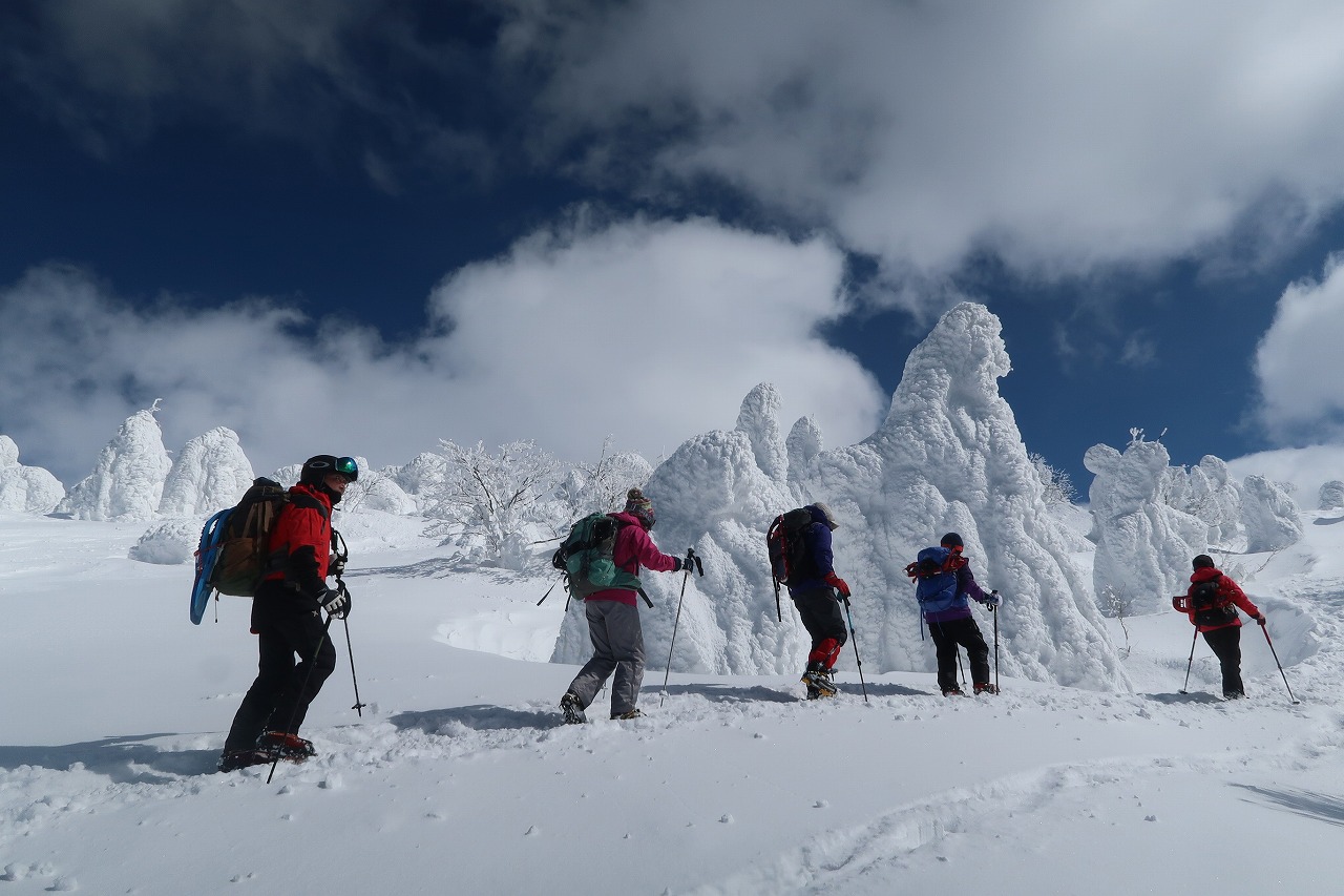 ～樹氷スノーハイクと雪の百名山登頂～<br>雪山講習会（入門） 蔵王連峰・熊野岳と仙人沢アイスガーデン　2日間