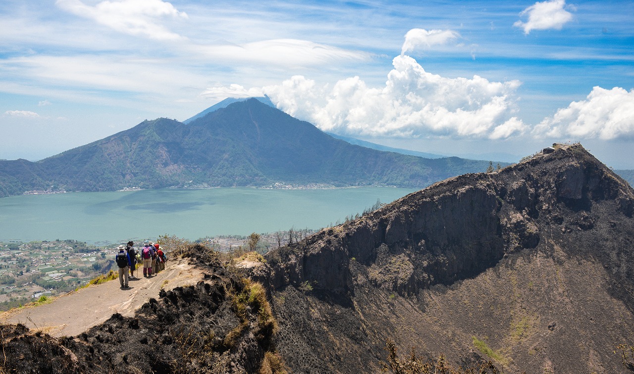 【新企画】バリ島の秀峰バトゥール山登頂と<BR>ペニダ島 6日間　