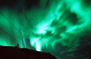 夜空に舞うオーロラ