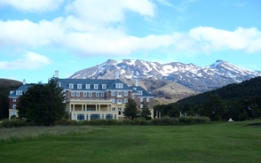 ホテル外観と背後にルアペフ山