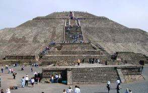 ティオティワカン遺跡の太陽のピラミッド
