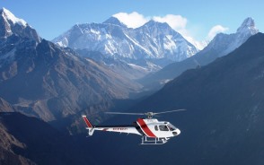 帰路はエベレストを背にヘリコプターで下山