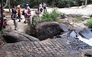 渓流クバル・スピアンの神々の彫刻