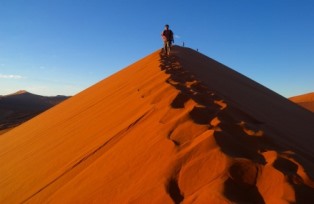  ナミブ砂漠で一番人気の砂丘DUNE45の顕著な稜線を登る
