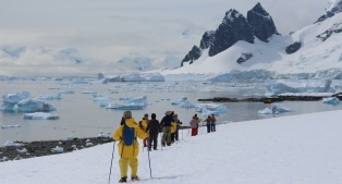 南極でスノーシューを楽しむ