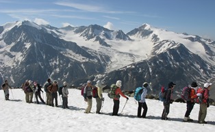氷河が連なるエッツタールの高峰を眺めながら名峰クロイツ・シュピッツェ（3,455m）の山頂を目指す（5日目）