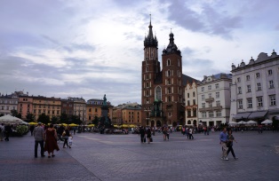 クラクフの中央広場と13世紀に建てられた聖マリア教会