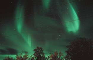 秋の夜空に舞うオーロラの光