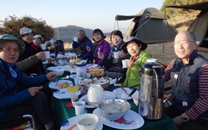 キャンプ地での朝食風景