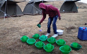 キャンプの際は洗面器でお湯を準備します