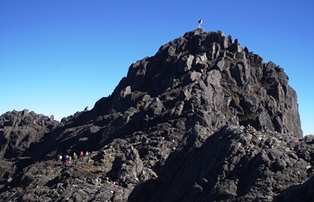 南太平洋の名峰・ウィルヘルム山(4,508m)、山頂直下にて