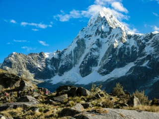 タウリラフ（5,830m）直下、トレッキングの最高地点であるウニオン峠（4,750m）を目指す（6日目）