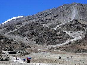 キボハット(4,703m)から頂上へ続くルートを望む