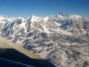 機窓より望む世界最高峰エベレスト（右）