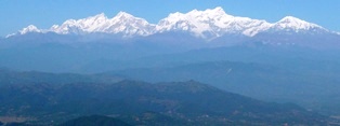 バンディプールより望むマナスル三山（左よりマナスル、ピーク29、ヒマルチュリ）の大パノラマ