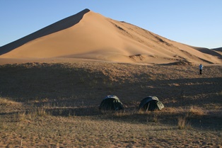 ゴビの砂丘“エルス山”を望む