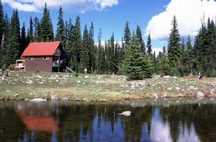大きな湖の近くに建つファイト・メドウ小屋