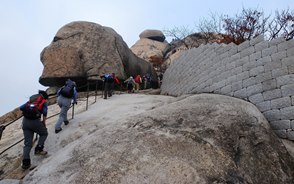 岩を削って作られた白雲台(ベグンデ)の急登