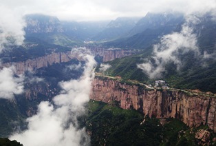 南太行山の絶景を俯瞰、断崖の縁を写真中央から左に縦走（4日目）