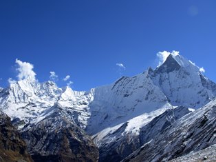 アンナプルナBCから望むガンダルバチュリ（左6,248m）とマチャプチャレ（右6,993m）
