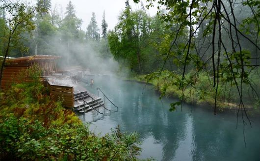 大自然に囲まれた秘湯リアード・リバー温泉。水着着用で入浴を楽しみます