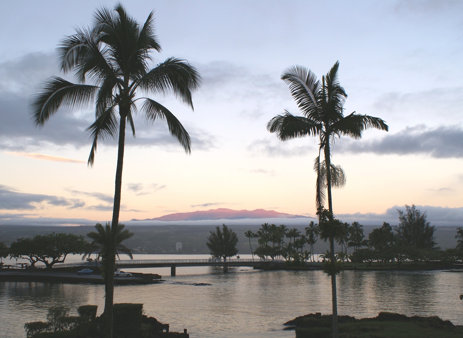 ハワイ島、ヒロより望む夕映えのハワイ最高峰マウナケア