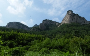 来蘇寺(ネソサ)から観音峰(424m)を望む