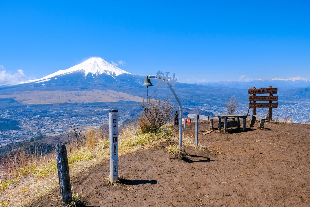 杓子山からは富士山と富士山ロングトレイルの稜線、八ヶ岳や南アルプスなども見られる