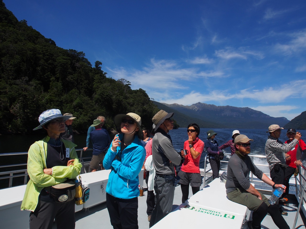 3泊4日を共にすごすトレッカーと共にボートにてテアナウ湖を渡り登山口へ