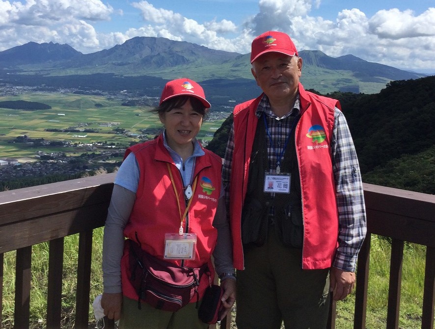 左：花岡 玲子(はなおか れいこ)　右：花岡 利和(はなおか としかず)