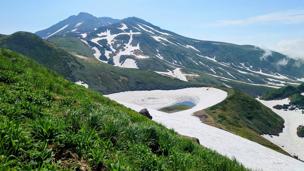 ゼブラ模様が美しい春の鳥海山