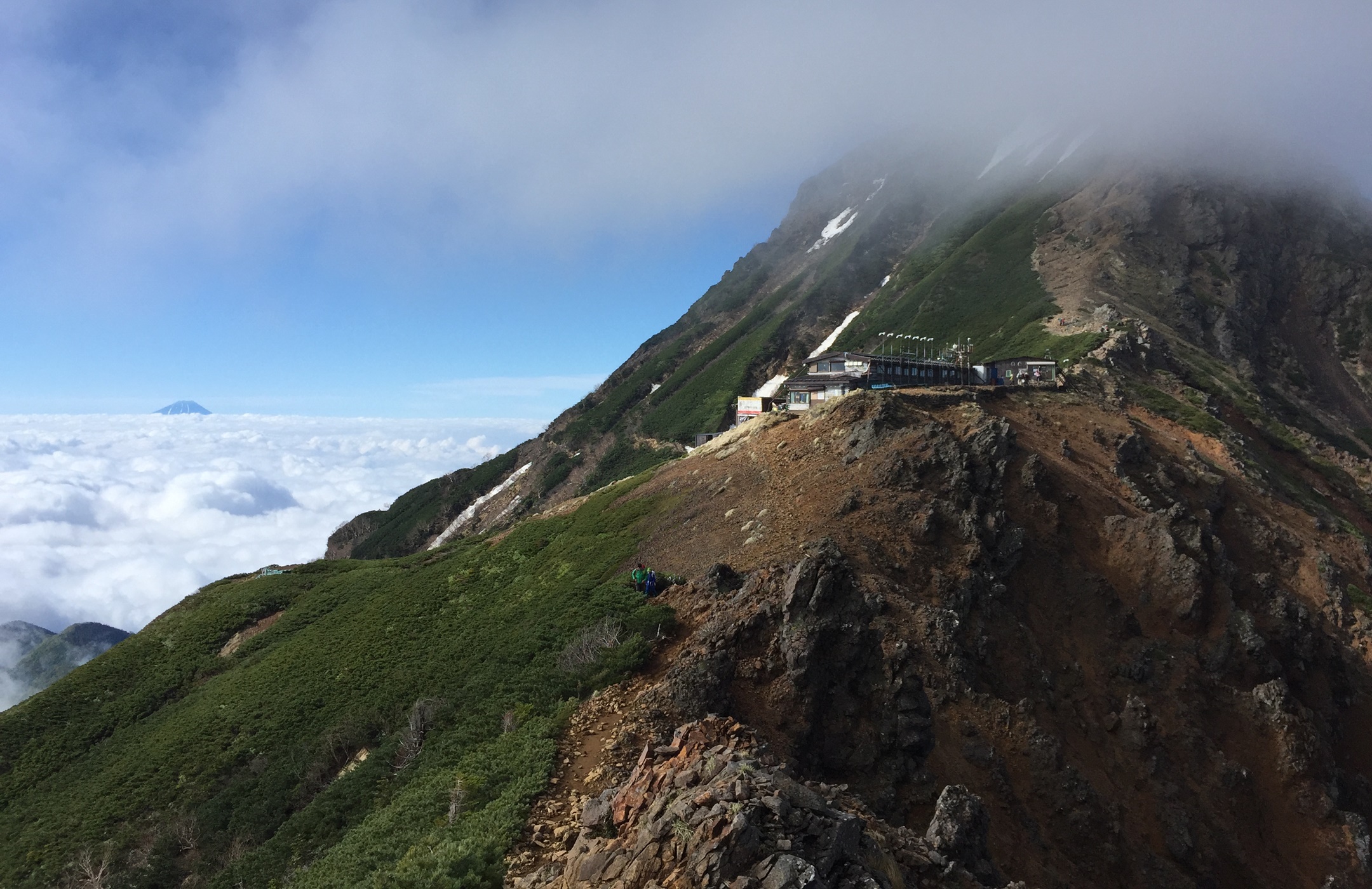 赤岳天望荘と赤岳、富士山