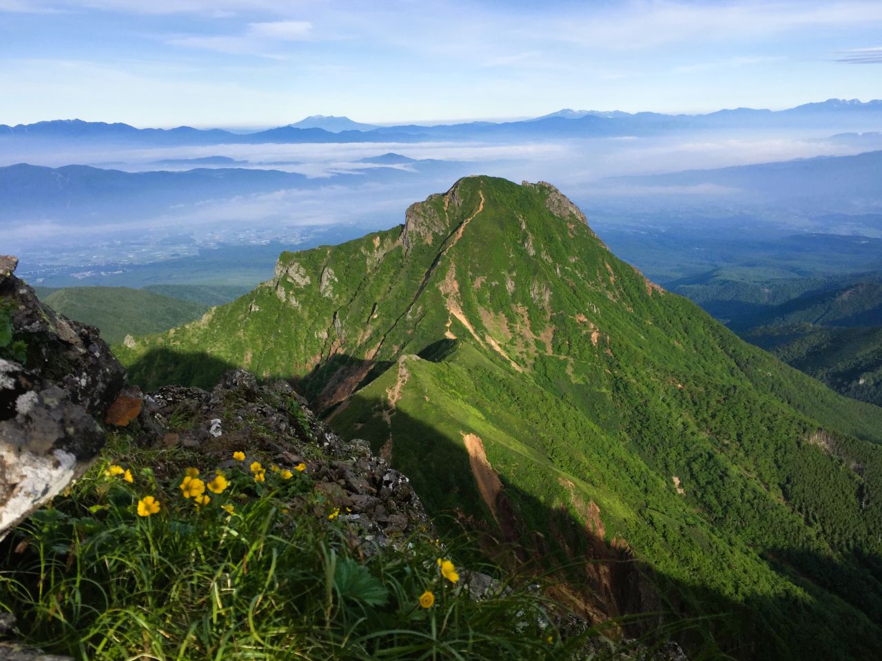 赤岳から阿弥陀岳を望む