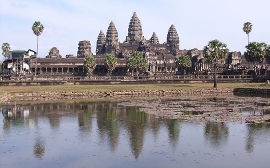 カンボジアを象徴するアンコール・ワットの全景