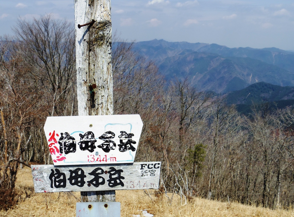 小辺路の最高地点・伯母子岳（1,344m) からは、熊野古道のもっとも険しい大峯奥駆道を俯瞰できる