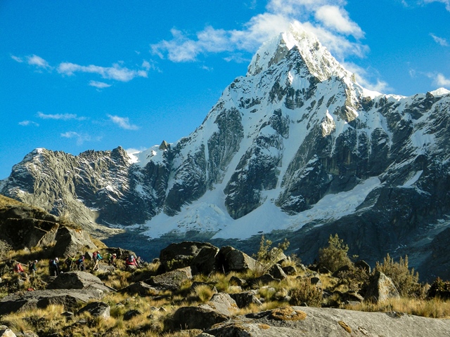 タウリラフ（5,830m）直下、トレッキングの最高地点であるウニオン峠（4,750m）を目指す